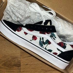 NWT Vans Old Skool Rose Print Sneaker